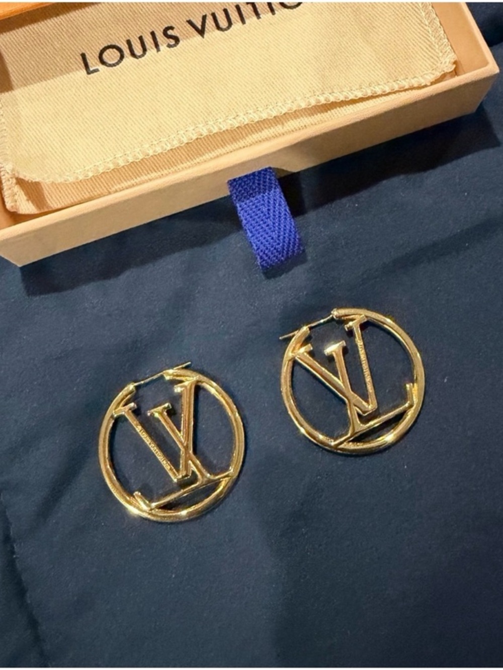 Louis Vuitton Shiny Gold Circle LV Logo Hoop Earrings - Picture 3 of 4
